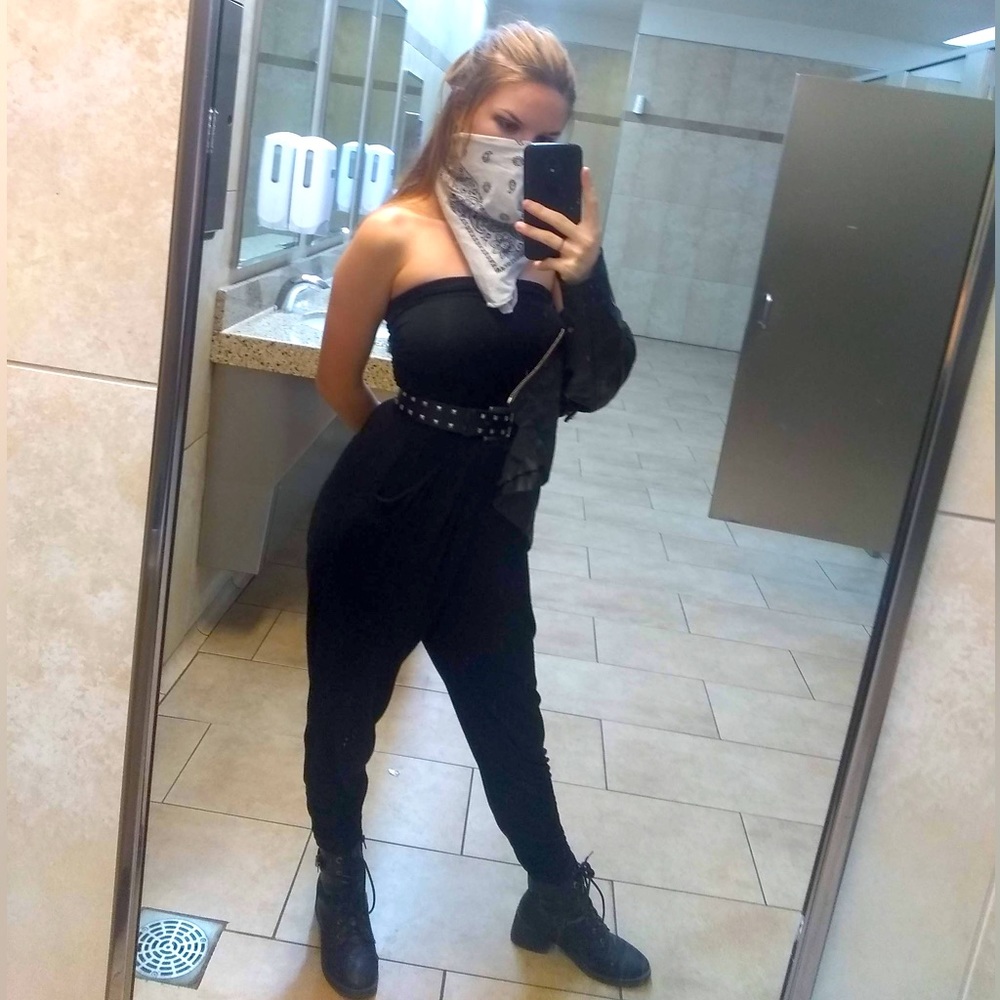 BLACK STRAPLESS JUMPSUIT!